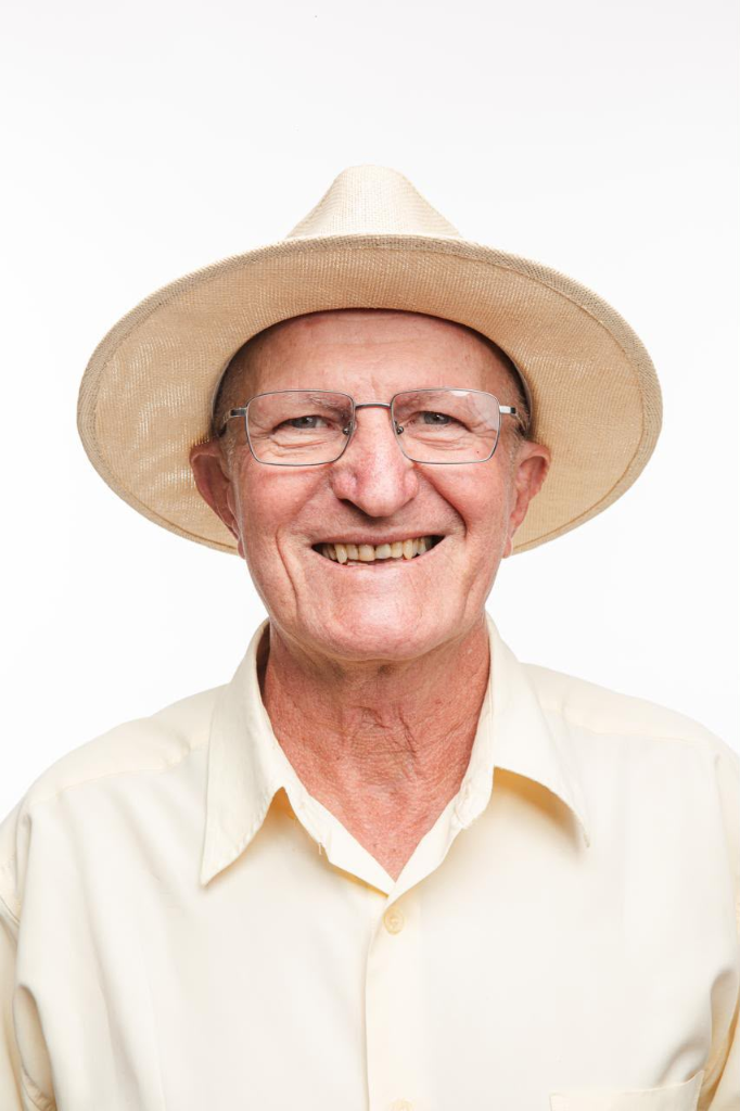 Paulo Camolesi sorrindo com chapéu
